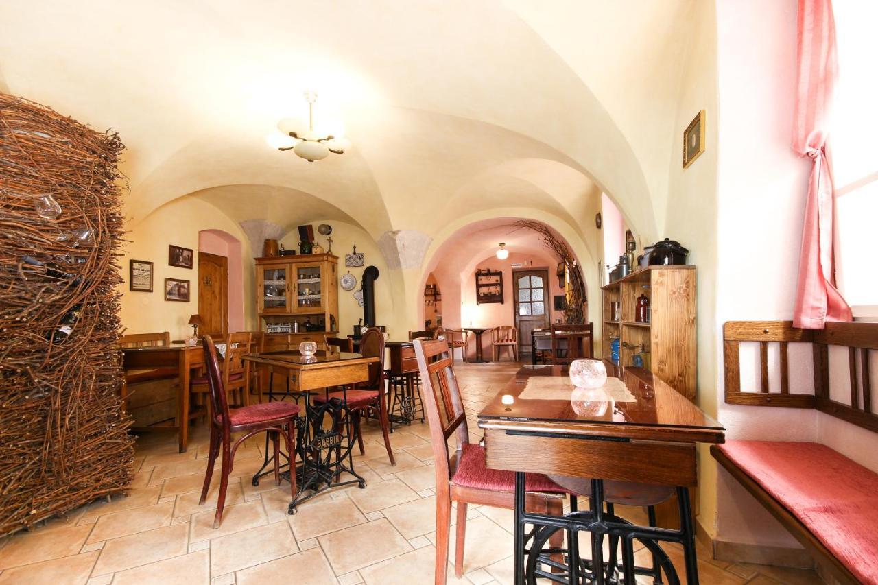(Ne)vinná kavárna Mikulov Exterior foto